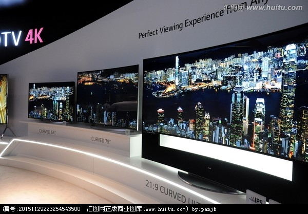 曲面電視 家電展上的視覺焦點(diǎn)，科技與美學(xué)的家居融合