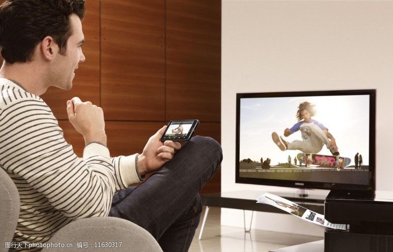 當(dāng)電視遇見手機(jī) 屏幕之間的視覺對(duì)話與素材創(chuàng)意